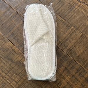 NEW!  Packaged Hotel Slippers, White, One-Size